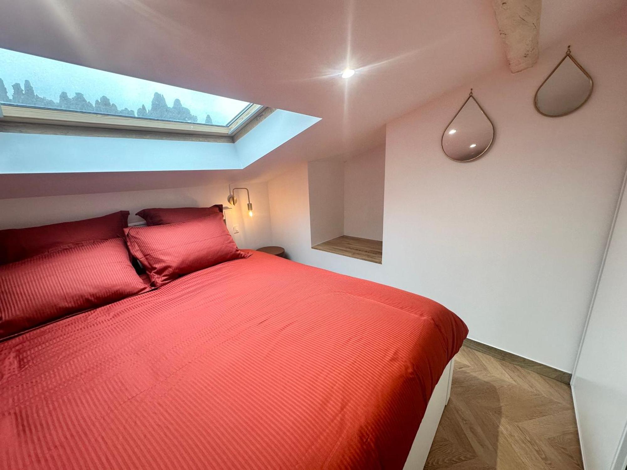 Appartement Elegant Mansardé-place Du Pin Nice