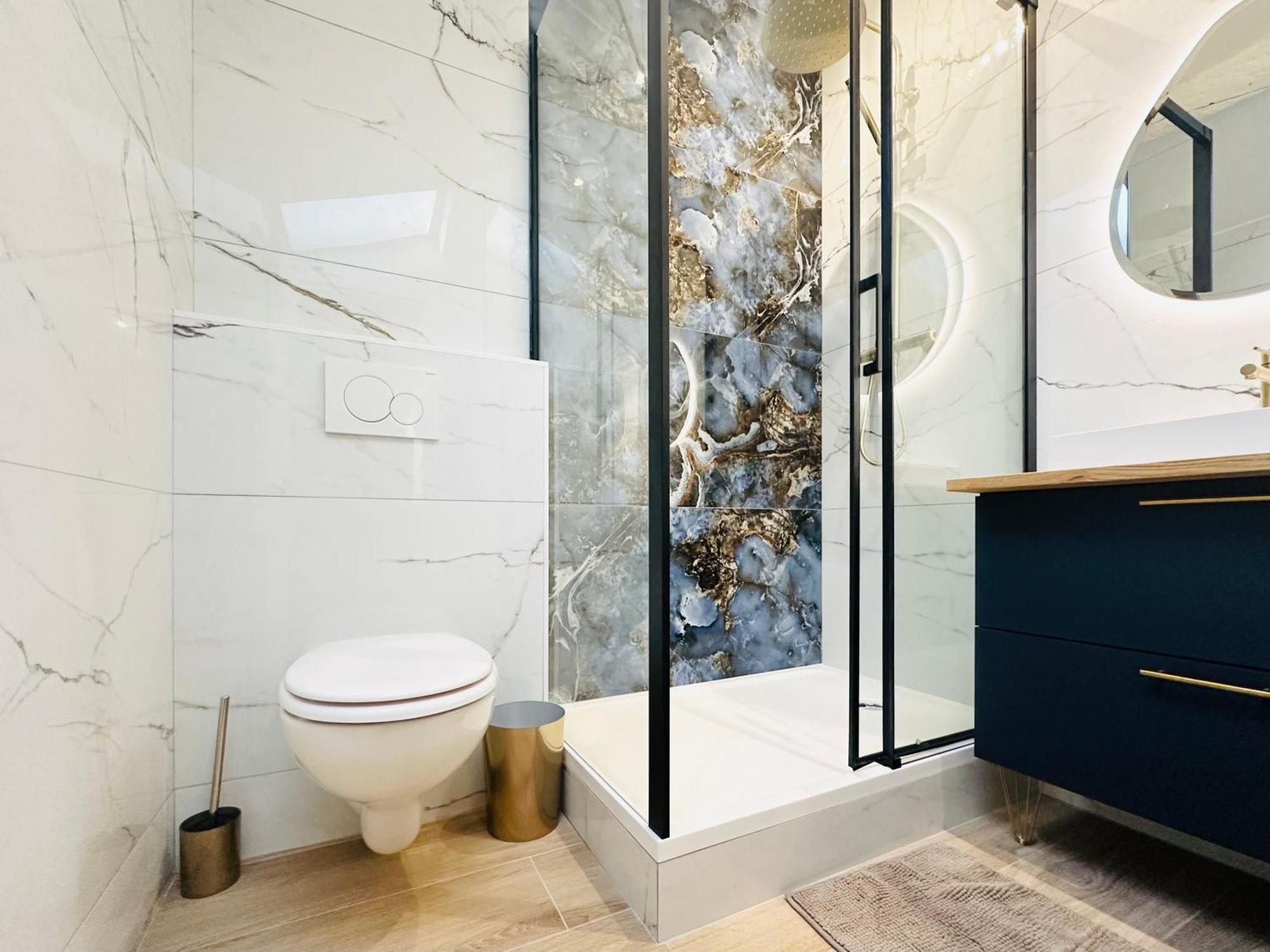 Elegant Mansarde-place Du Pin Apartment