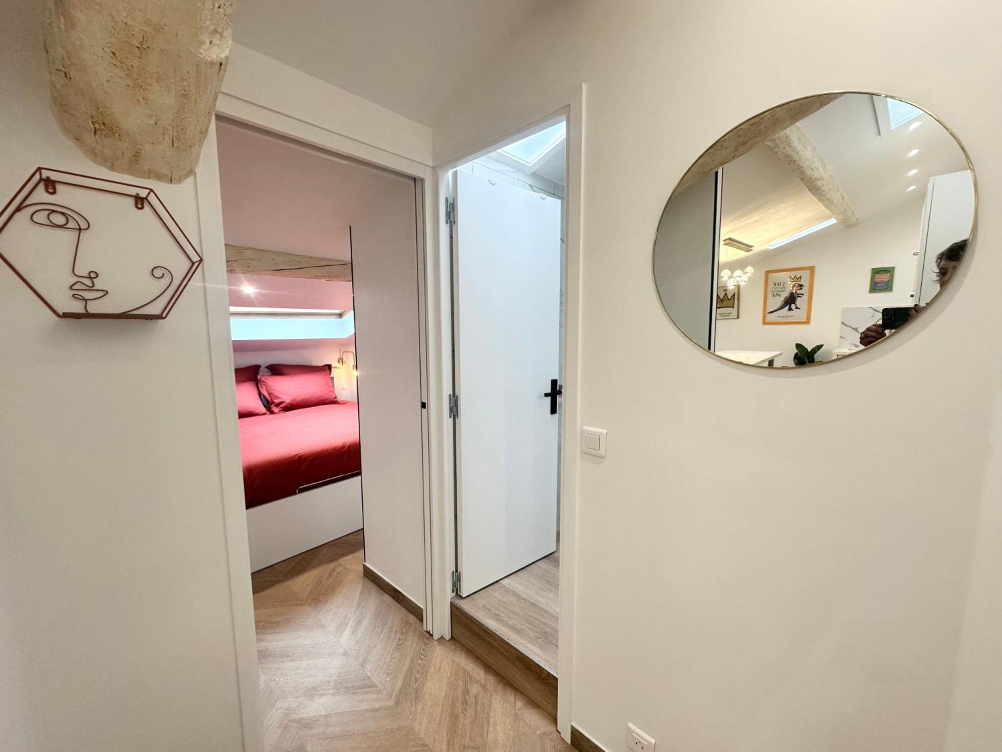 Elegant Mansarde-place Du Pin Apartment