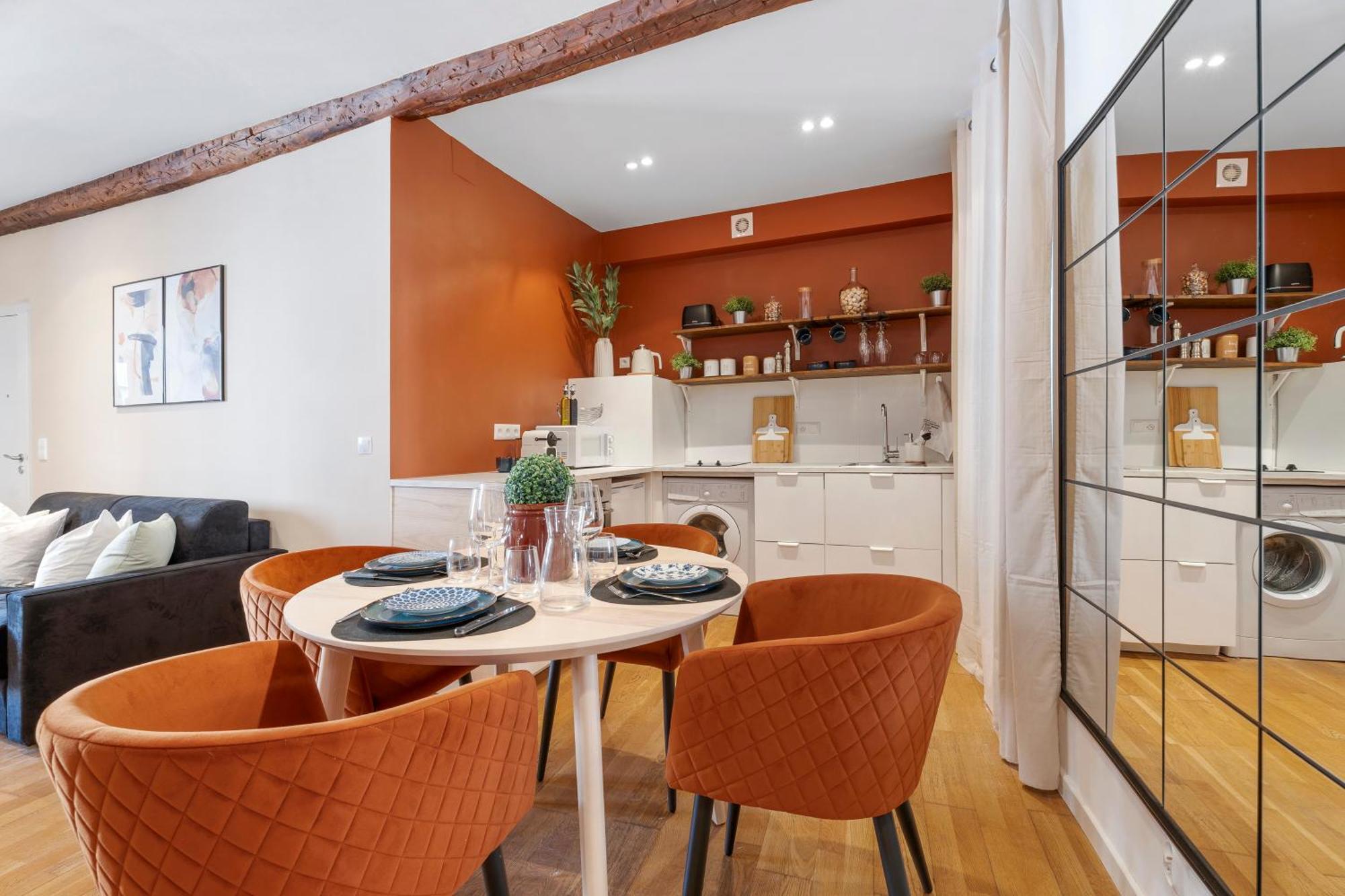 Apartment Renting - 9b Massena - Chic Escape In The Heart Of Comfort & Charm ! Nice