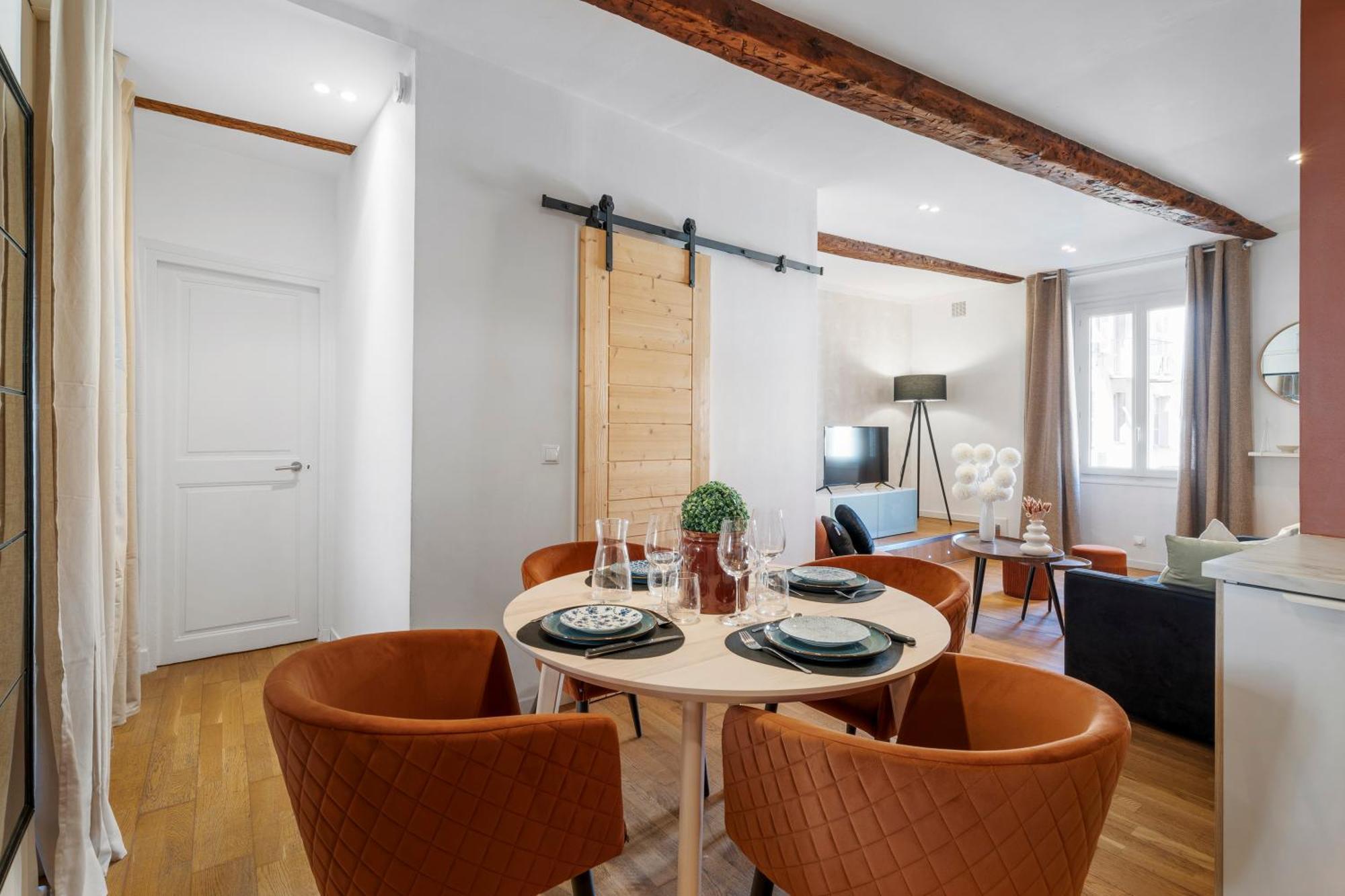 Renting - 9b Massena - Chic Escape In The Heart Of Comfort & Charm !