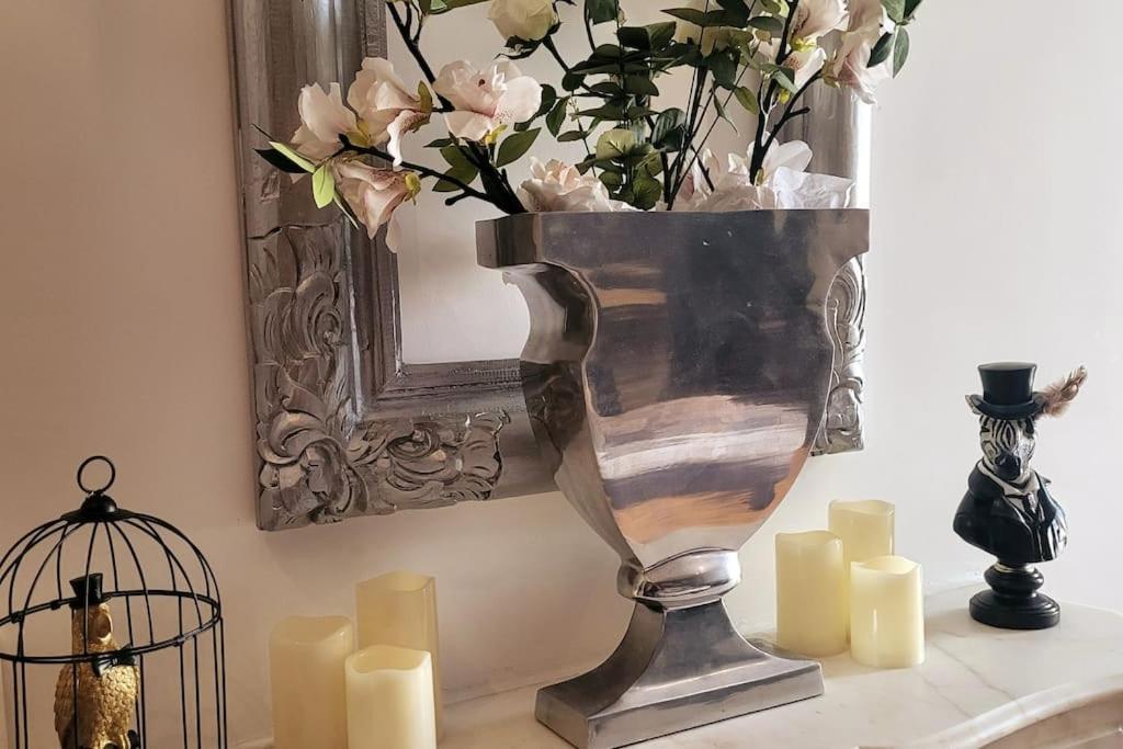 From 1882, Romantic Flat, In The Golden Square Apartment *