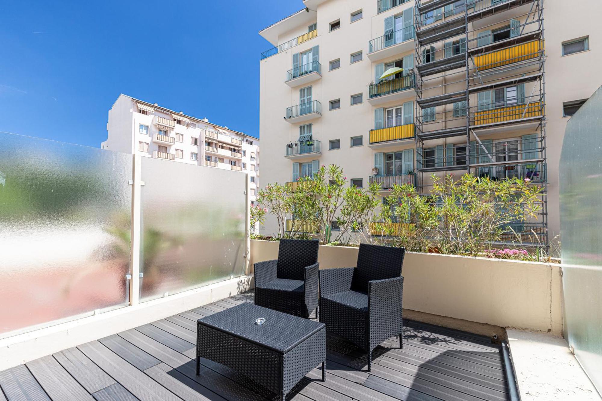 1 Bdr Large Terrace * Nice