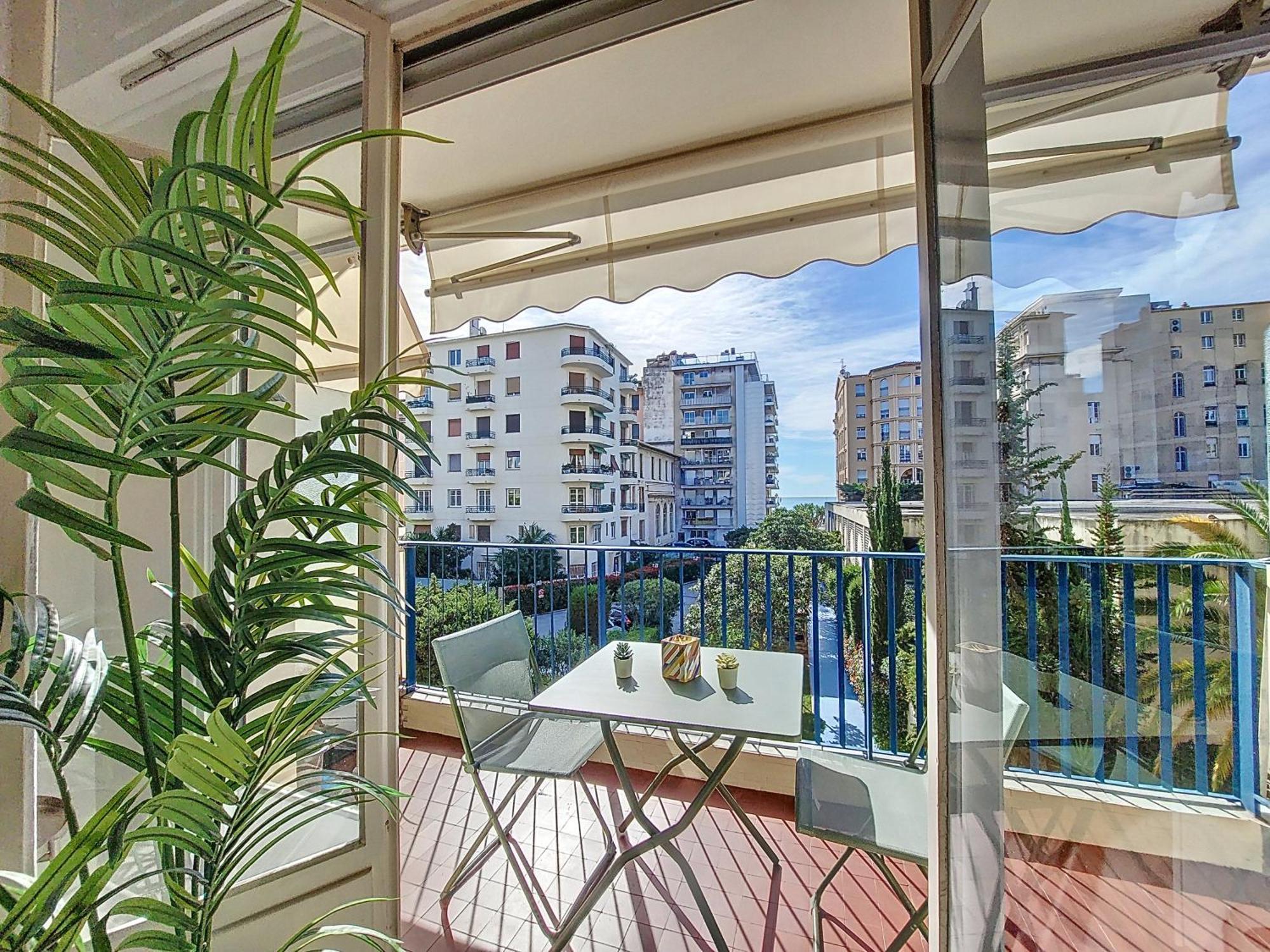 Nestor&jeeves - Riviera - - Very Close Sea