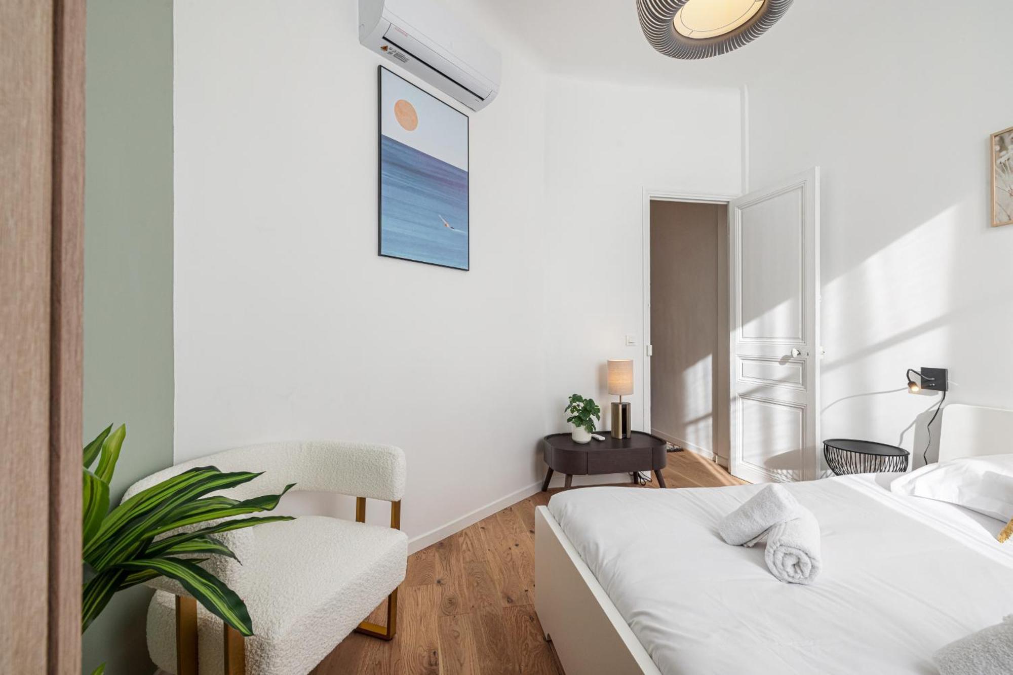 Lovely 2 Bdr Harbor Apartment