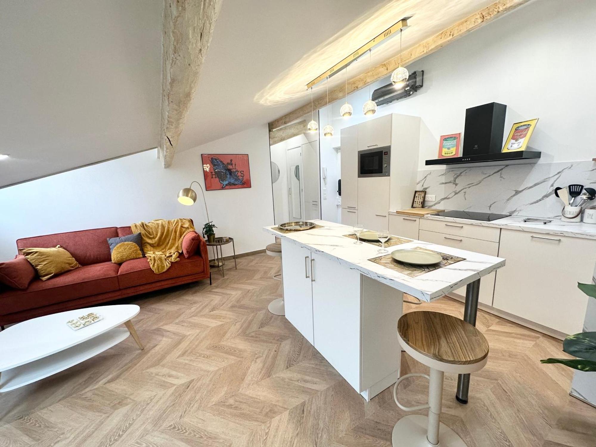 Elegant Mansarde-place Du Pin Apartment *