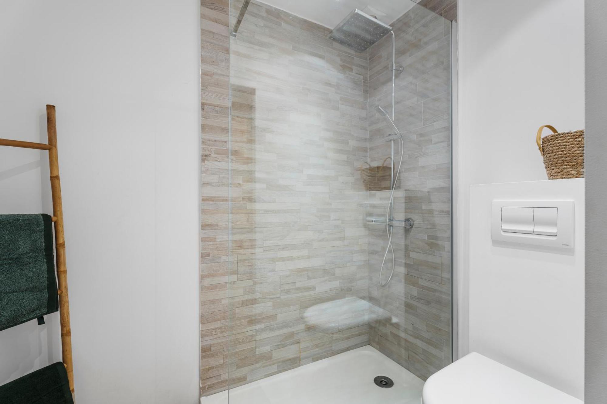 Apartment Renting - 9b Massena - Chic Escape In The Heart Of Comfort & Charm ! *