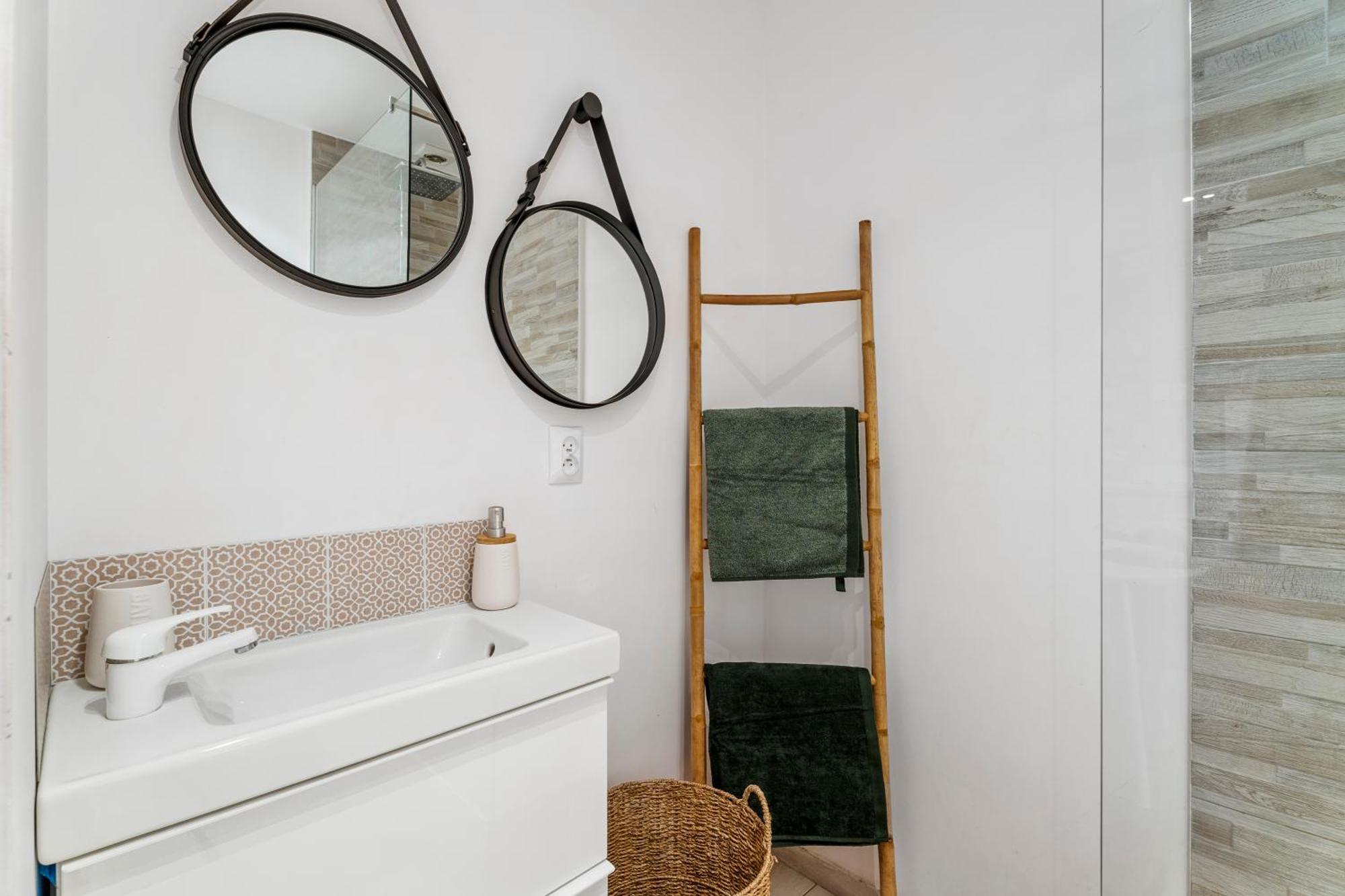 Renting - 9b Massena - Chic Escape In The Heart Of Comfort & Charm ! Apartment *