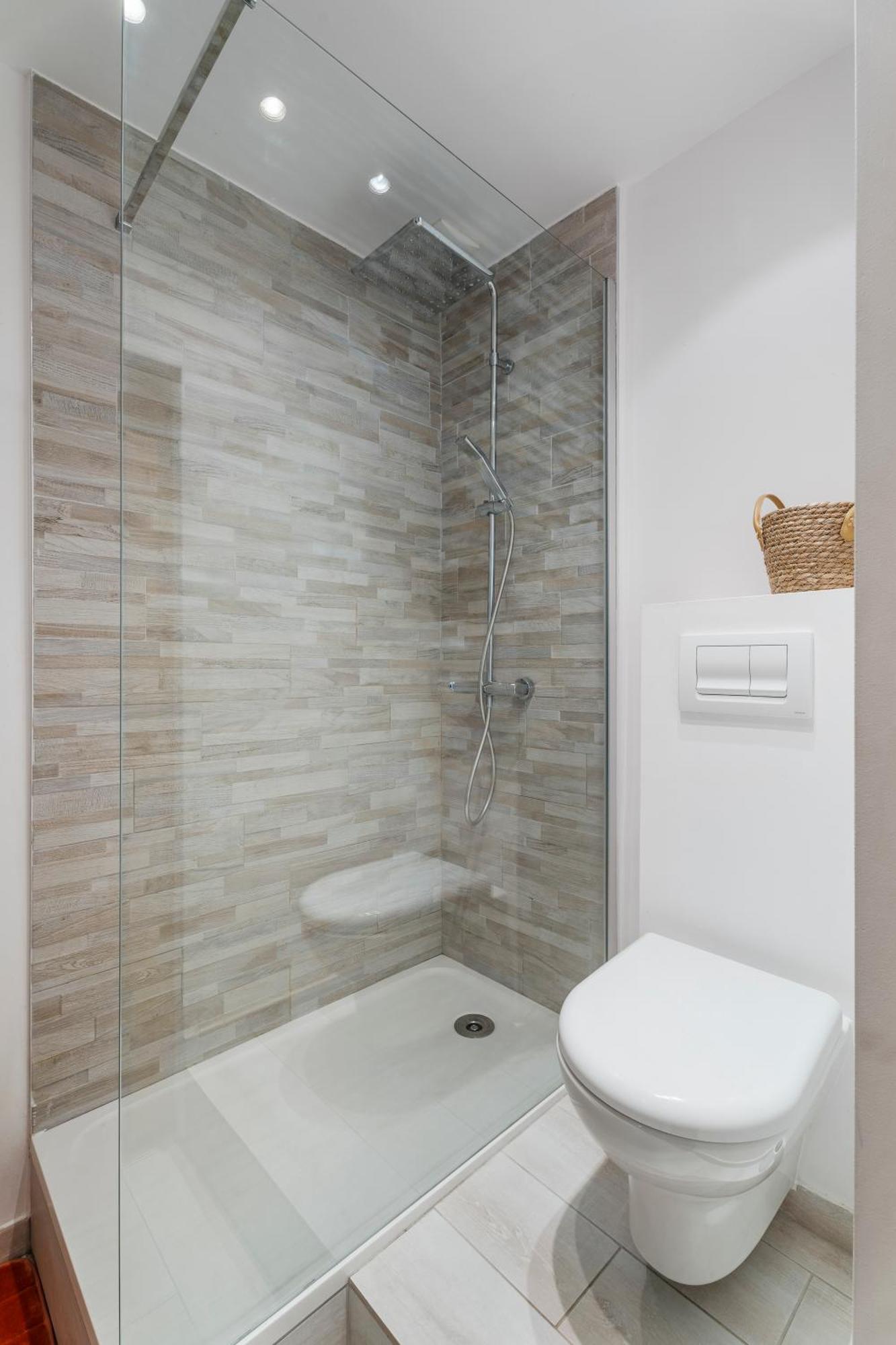 Renting - 9b Massena - Chic Escape In The Heart Of Comfort & Charm ! Apartment Nice
