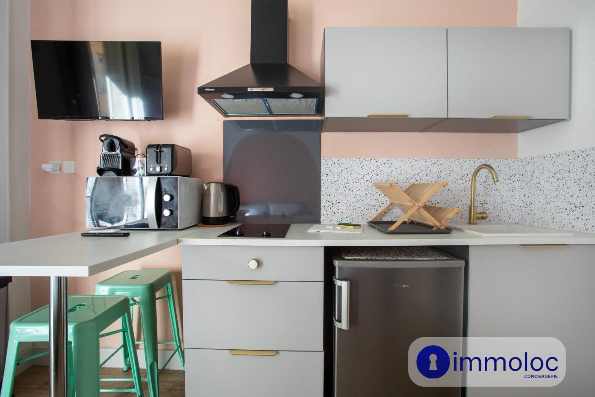 Charming Air-conditioned With Balcony Apartment *