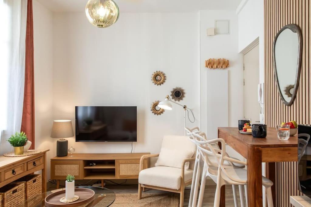 L46 2p Port, 2min Du Cap Et 5 Du Port/ Clim & Wifi * Nice