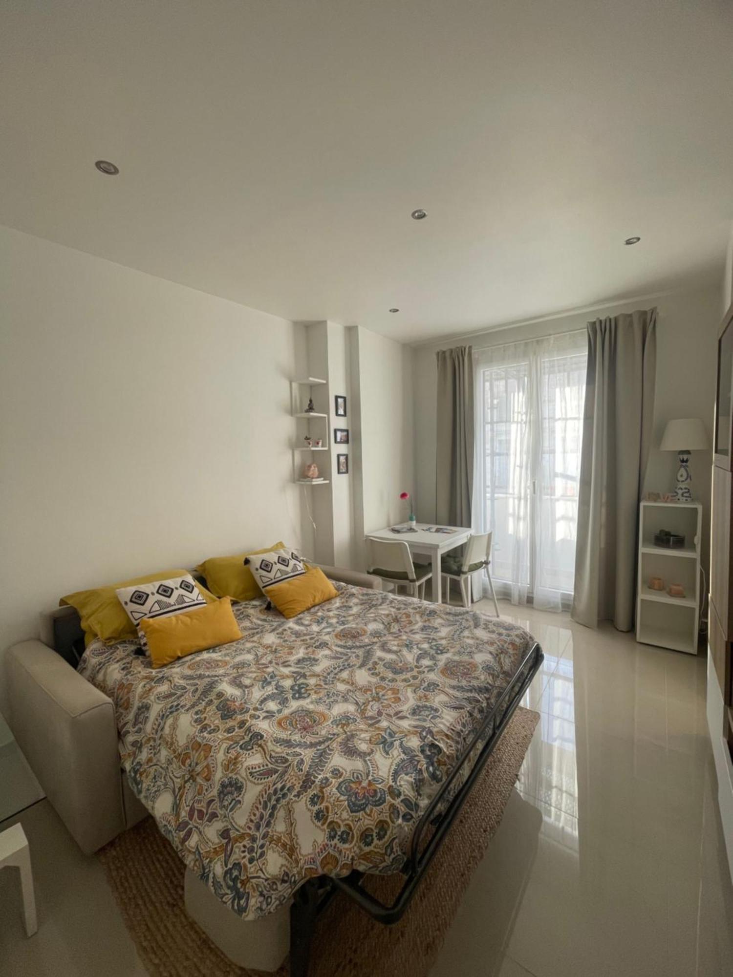 Bright At Mimi's * Nice