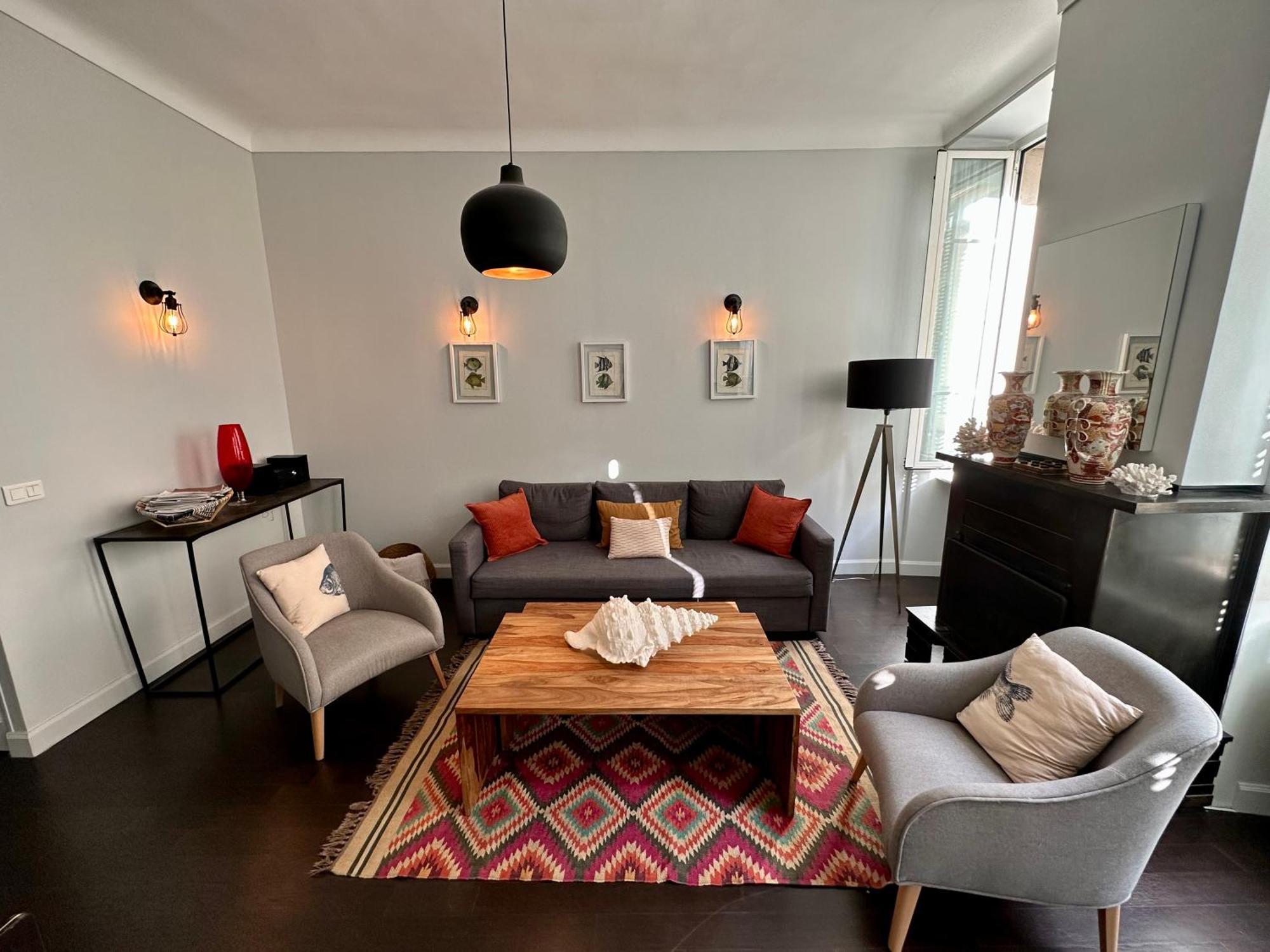 Stunning In The Gold Square Of Nice!