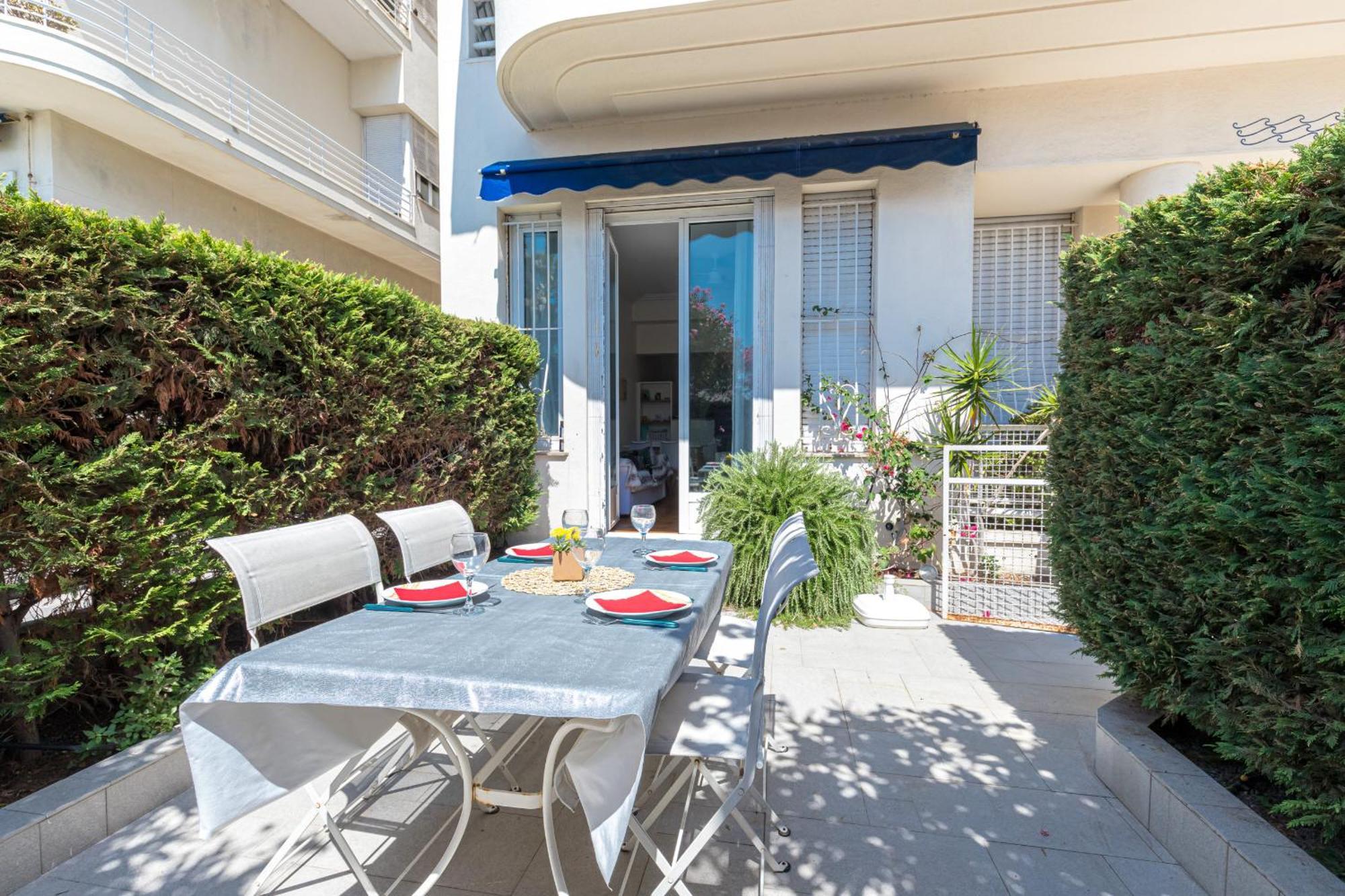 Promenade Des 2 Bdr Large Terrace Apartment *