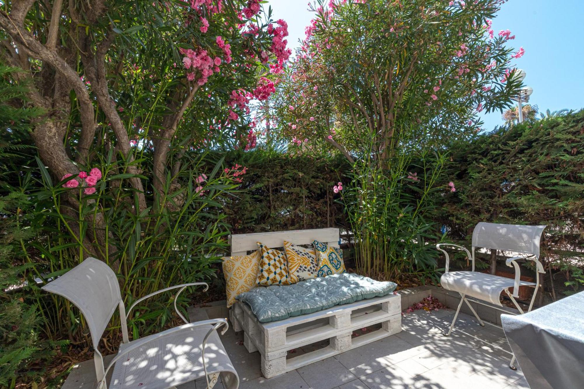 Promenade Des 2 Bdr Large Terrace Apartment
