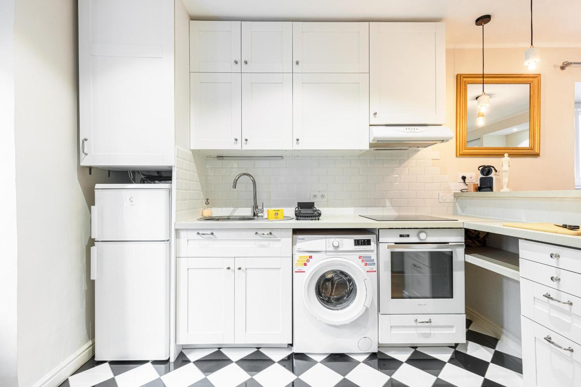 Lovely 1 Bdr Port Area *