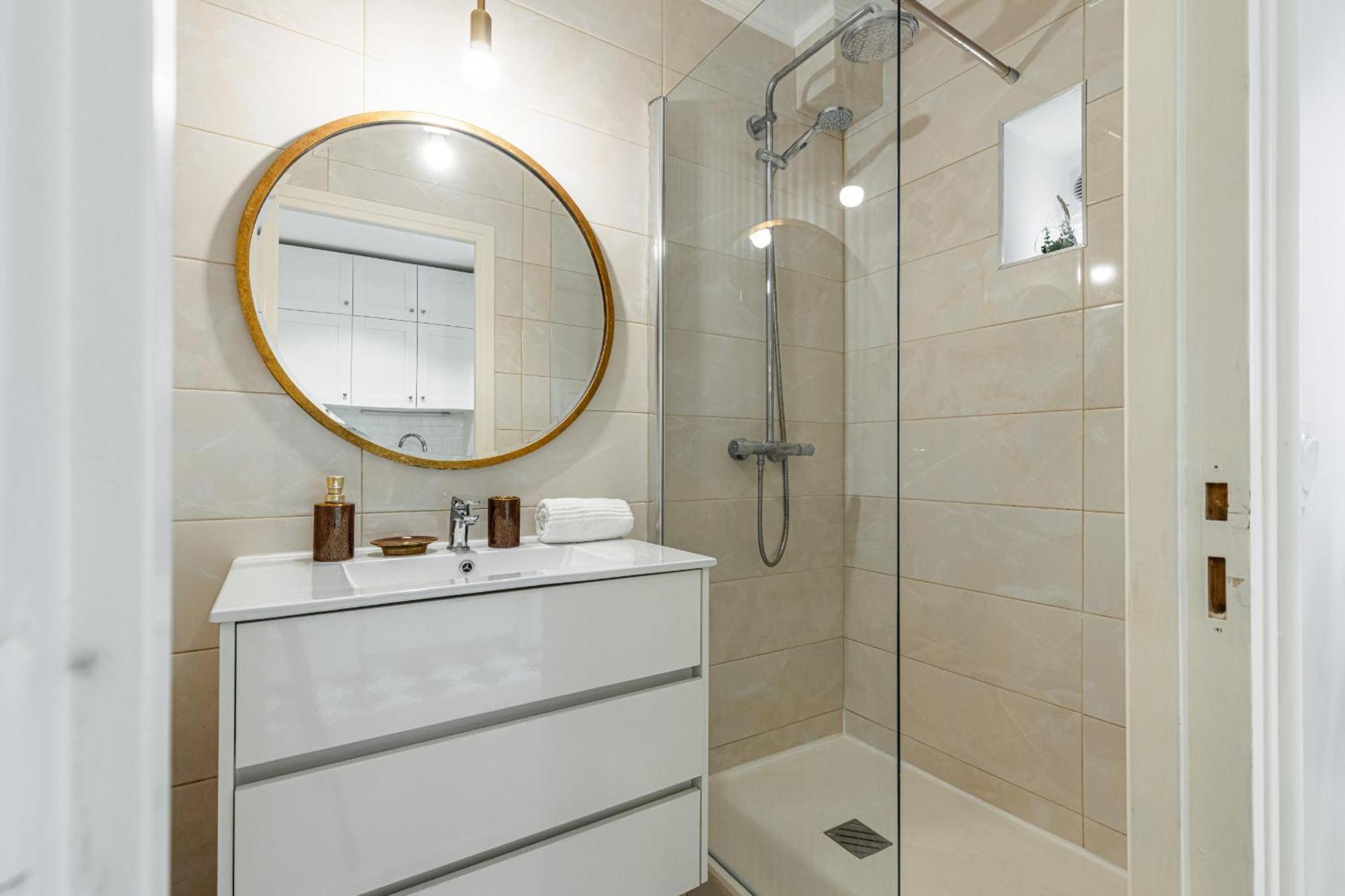 Lovely 1 Bdr Port Area *