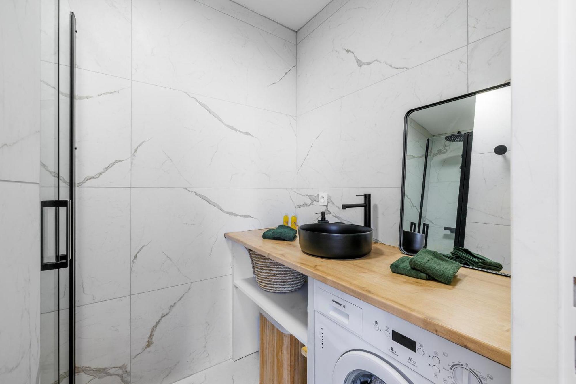 Renting - Carnot - Escape To The French Riviera Terrace With Sea View Apartment *