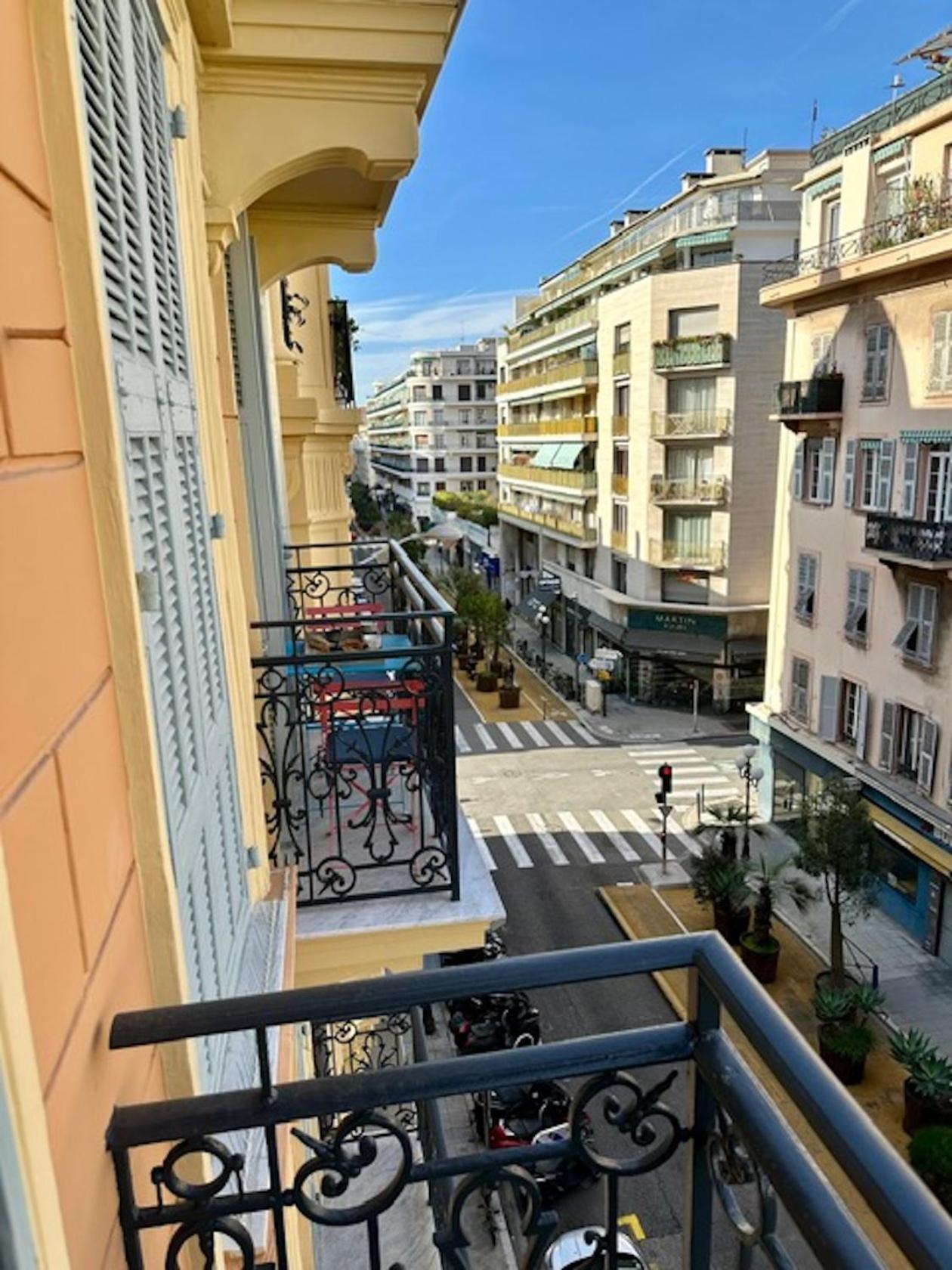 Sublime, Modern, Balconies, A/c, Refurbished Apartment