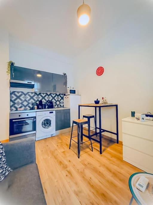 Studio T1 Centre - Ideal Couple & Amis - Confort - Wifi - Calme - Climatisation - Coin Terrasse Apartment Nice