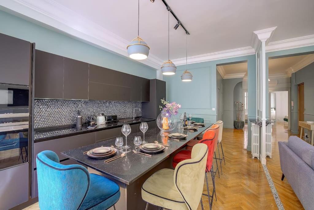 Luxury In Center Of Apartment *