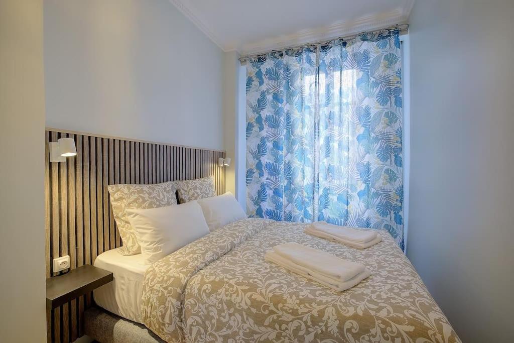 Luxury In Center Of * Nice