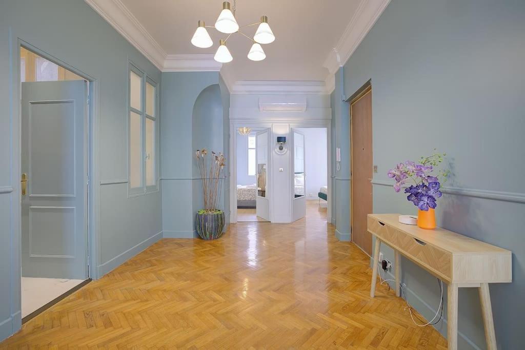 Luxury In Center Of Apartment