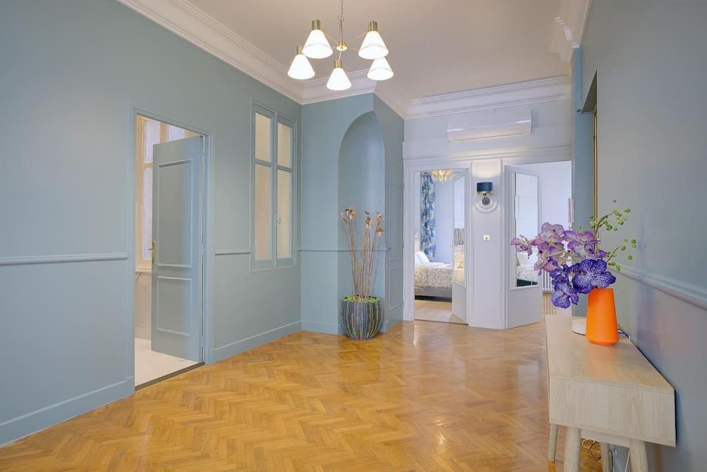 Luxury In Center Of *