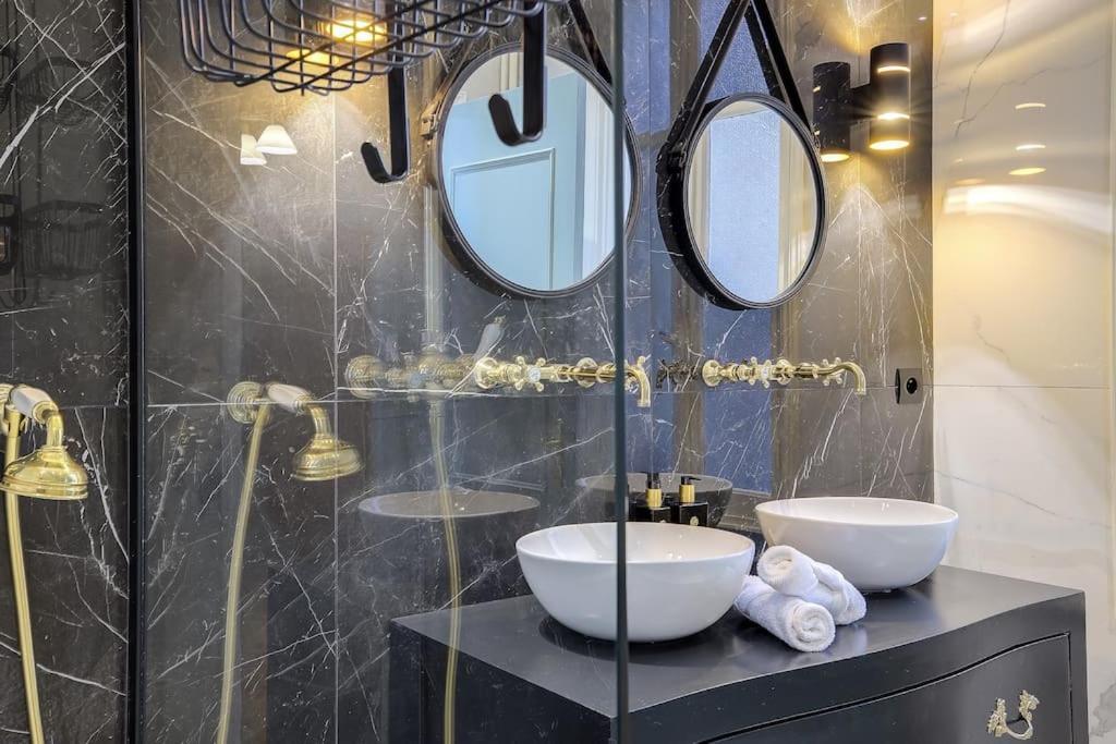 Luxury In Center Of * Nice