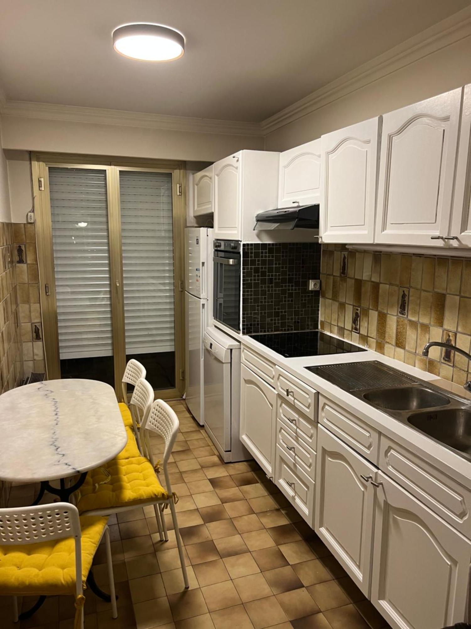 Beachfront Promenade Apartment: Sea Views And Easy Beach Access Apartment