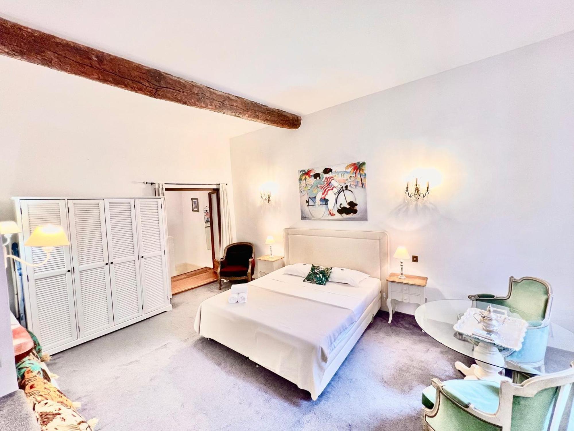 Riviera: Charming 4-room Beachside In Old Town Apartment *