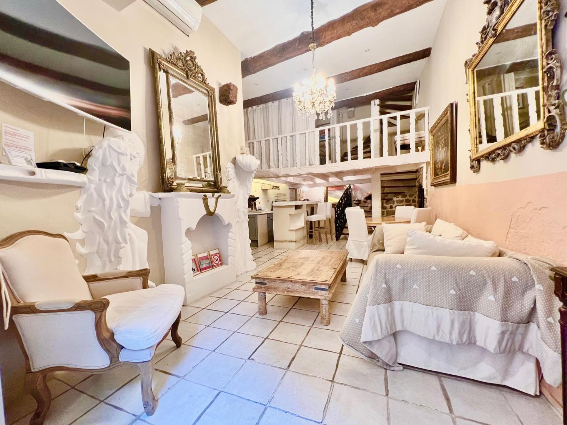 Riviera: Charming 4-room Beachside In Old Town Nice