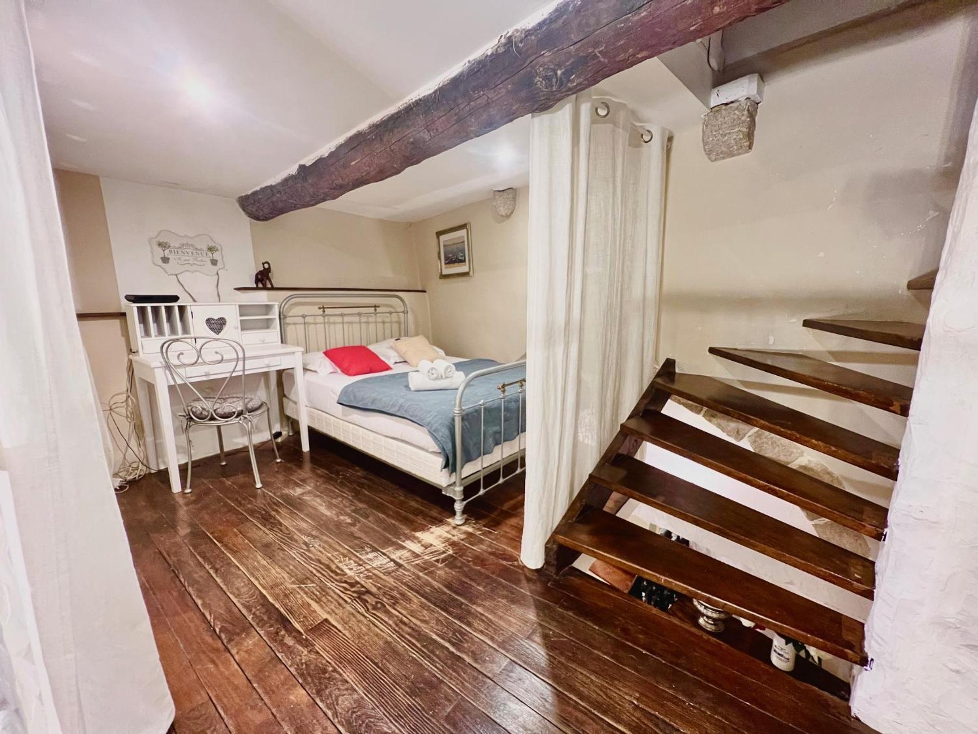 Apartment Riviera: Charming 4-room Beachside In Old Town