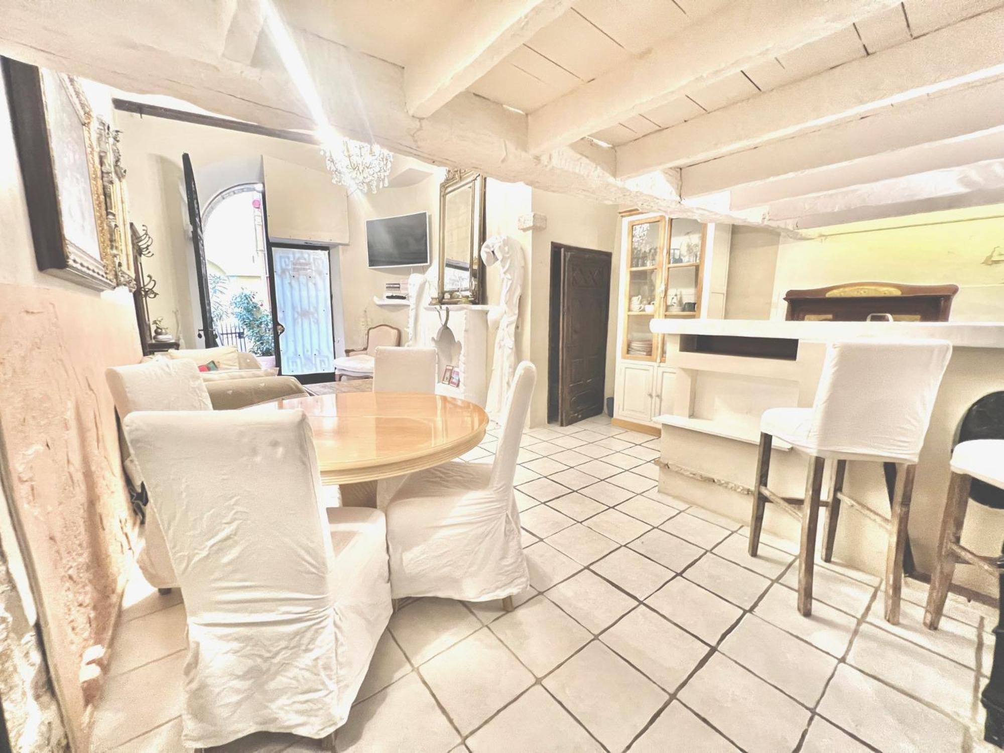 Riviera: Charming 4-room Beachside In Old Town Apartment Nice