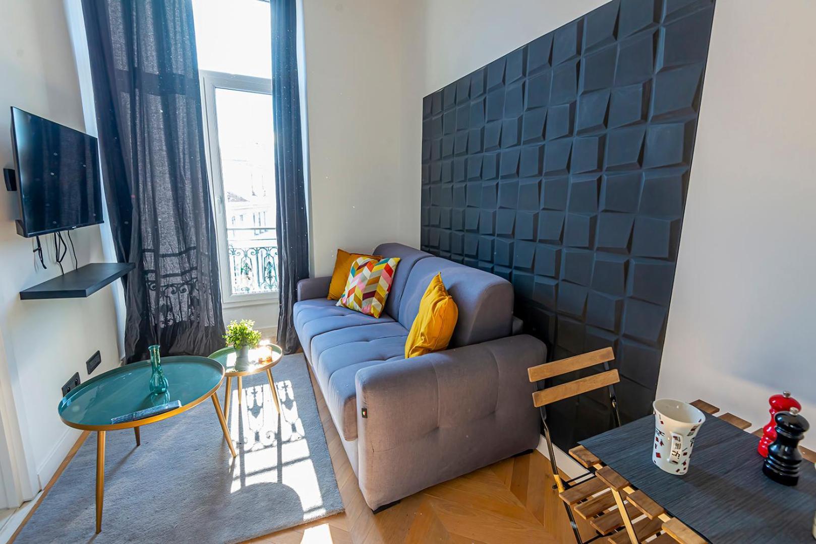 304 B Charming 2 Refurbished Super Apartment