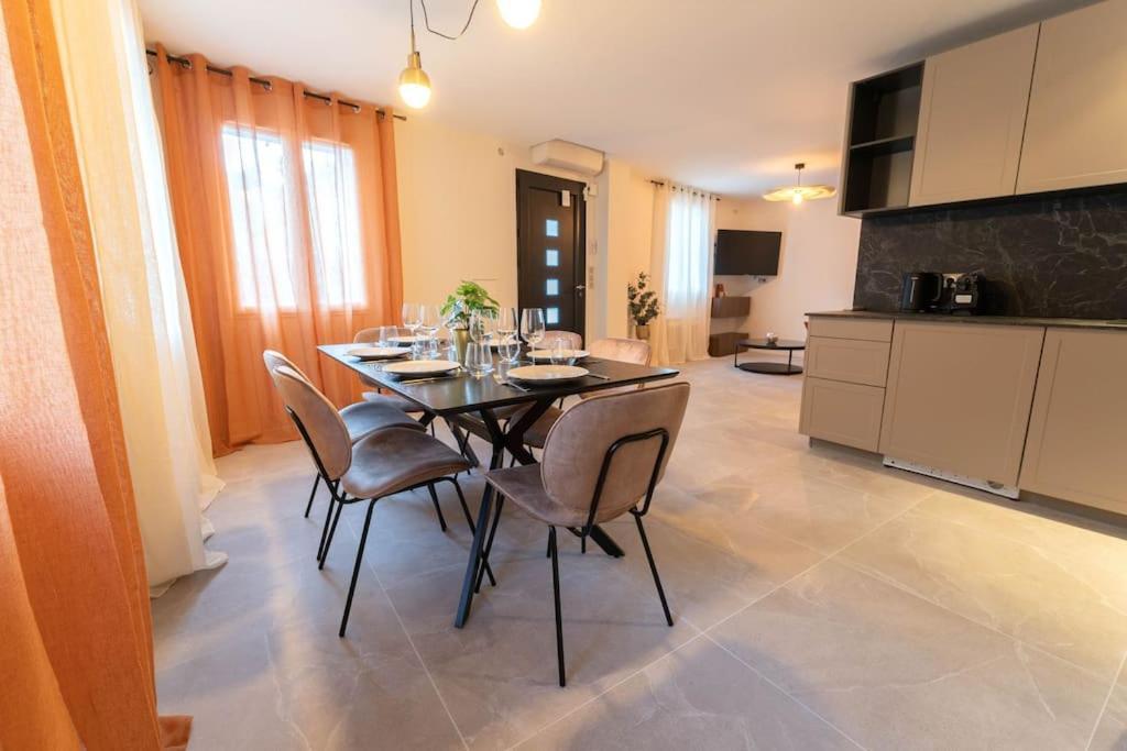 Avec 2 Jacuzzi Balneo, Parking