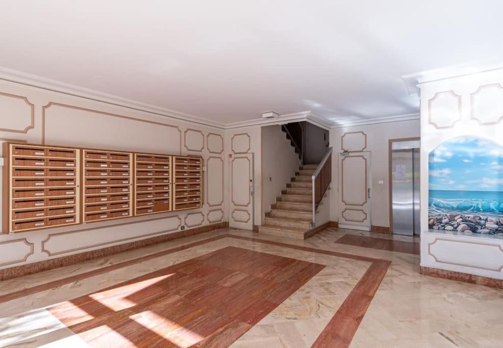 Joffre 2-4 - Bright Central 1 Bedroom Near Massena Apartment