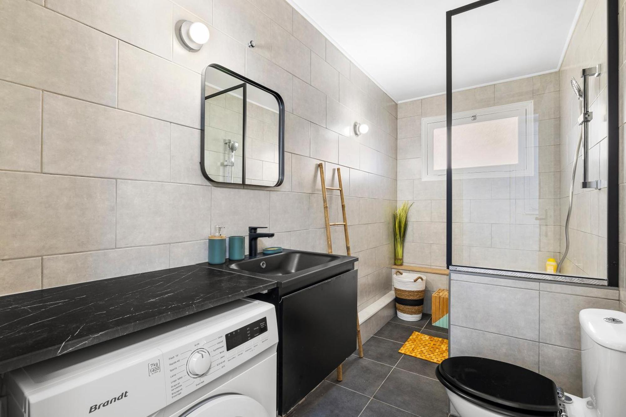 Apartment Renting - Philibert - Elegant Spacious Quiet Near The Port Free Parking *