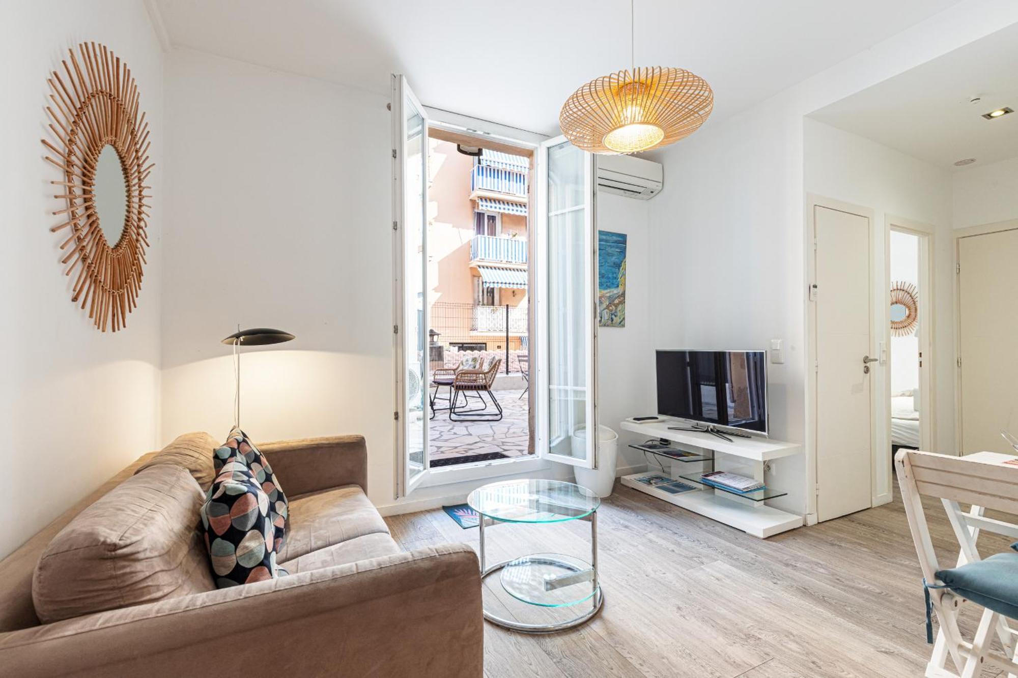 Large Terrace 1 Bdr Near Garibaldi Square Apartment