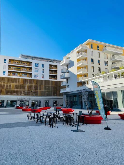 Moderne Luxueux Parking Ac Cote De La