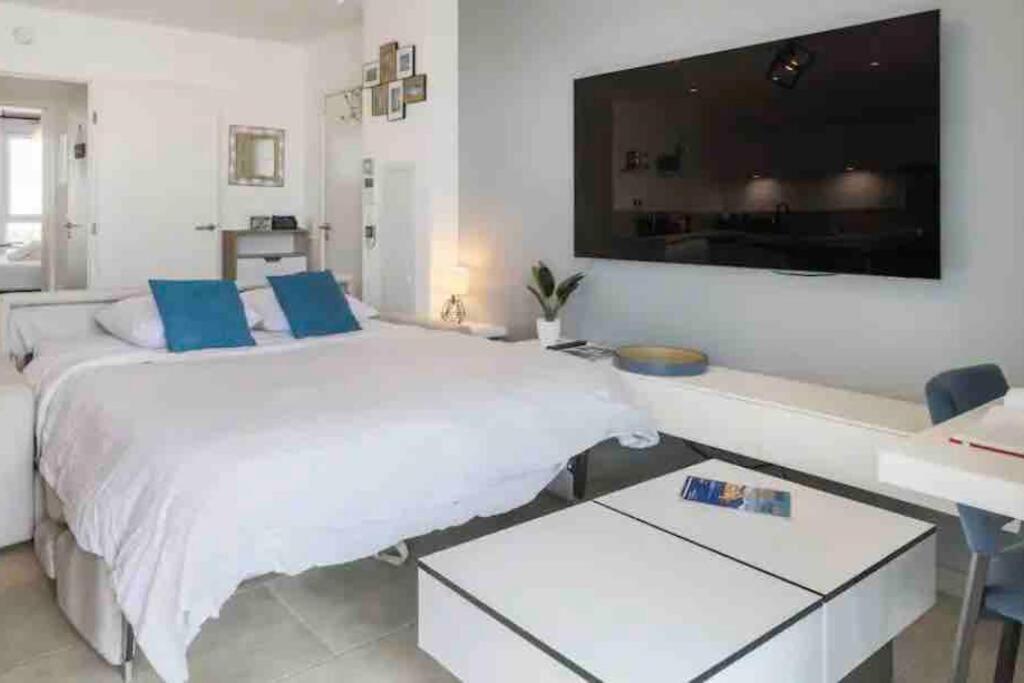 Moderne Luxueux Parking Ac Cote De La
