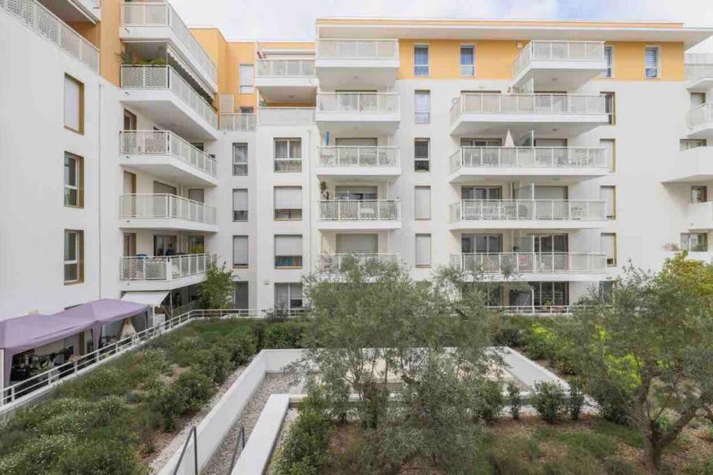 Moderne Luxueux Parking Ac Cote De La