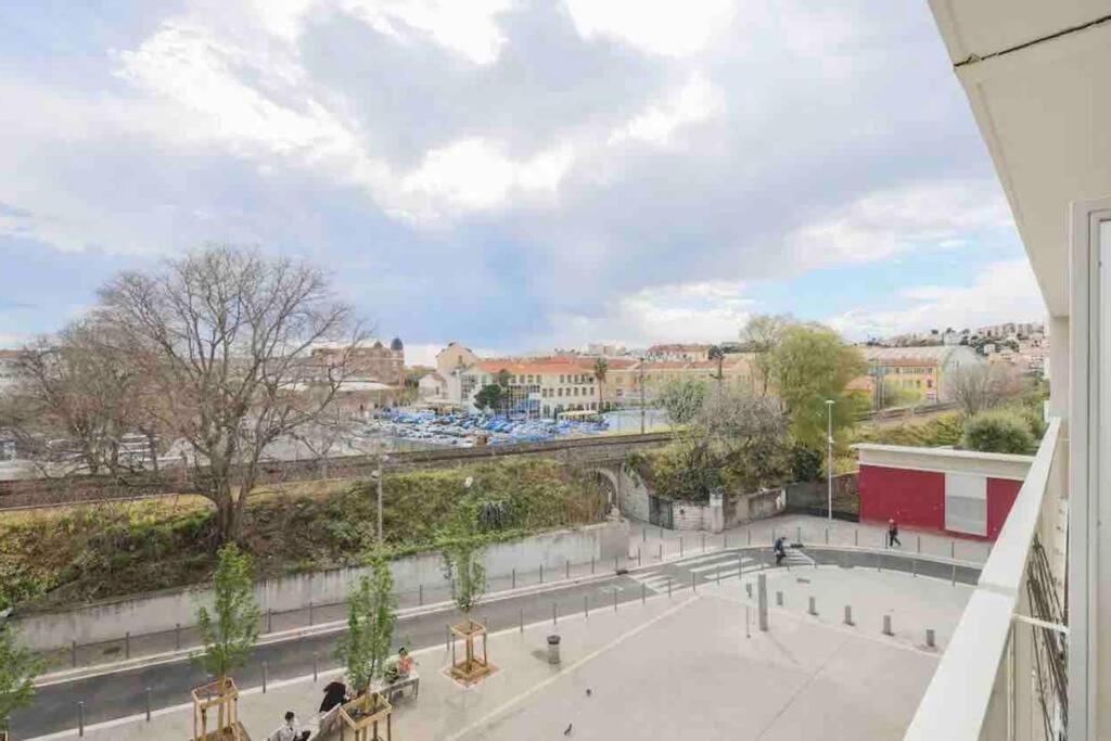 Moderne Luxueux Parking Ac Cote De La *