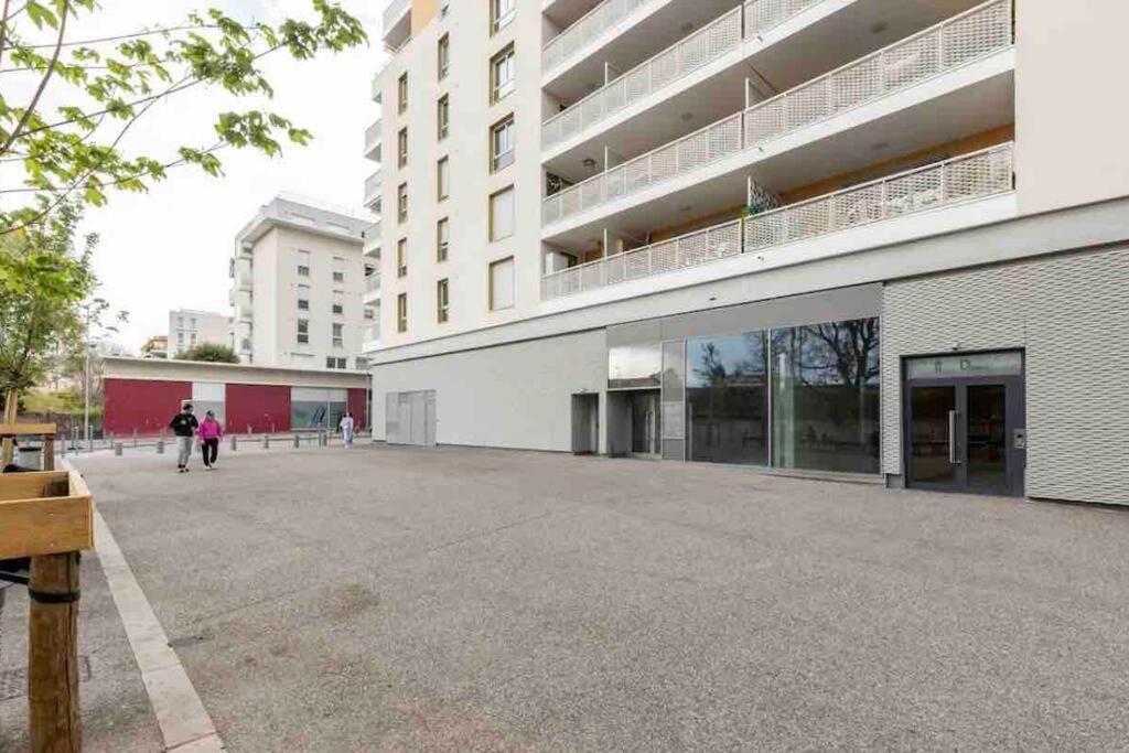 Moderne Luxueux Parking Ac Cote De La