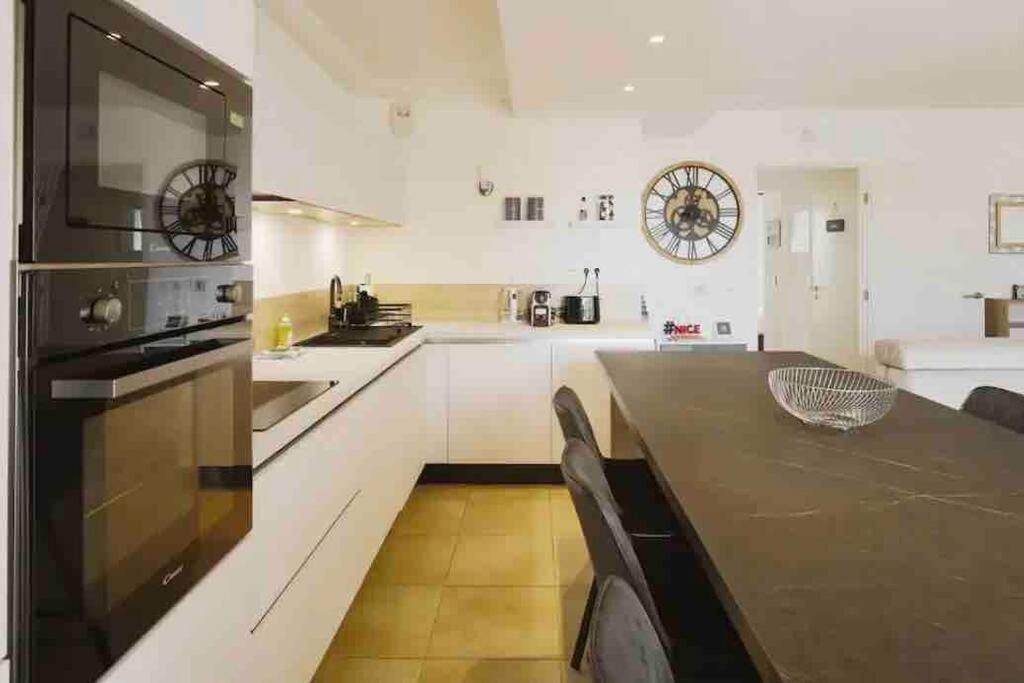 Moderne Luxueux Parking Ac Cote De La
