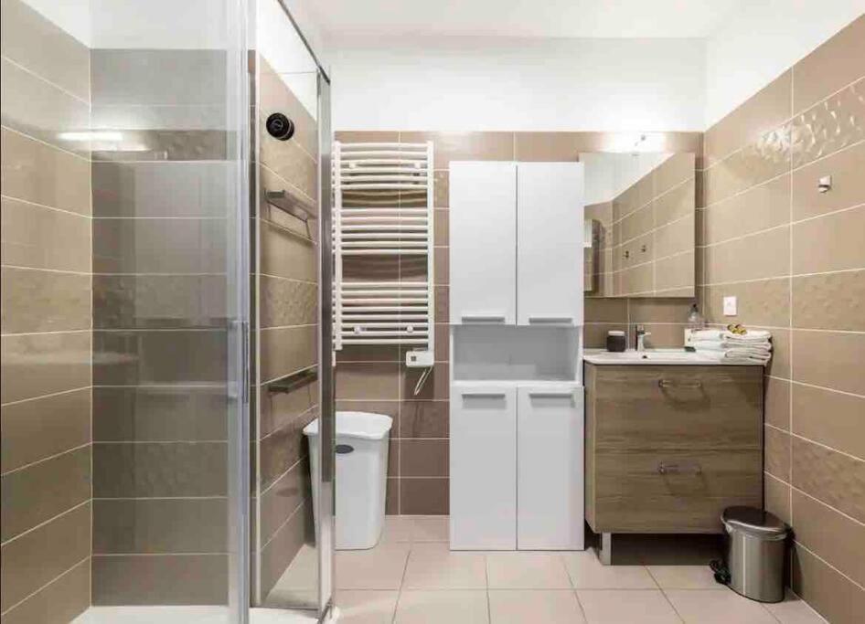 Moderne Luxueux Parking Ac Cote De La