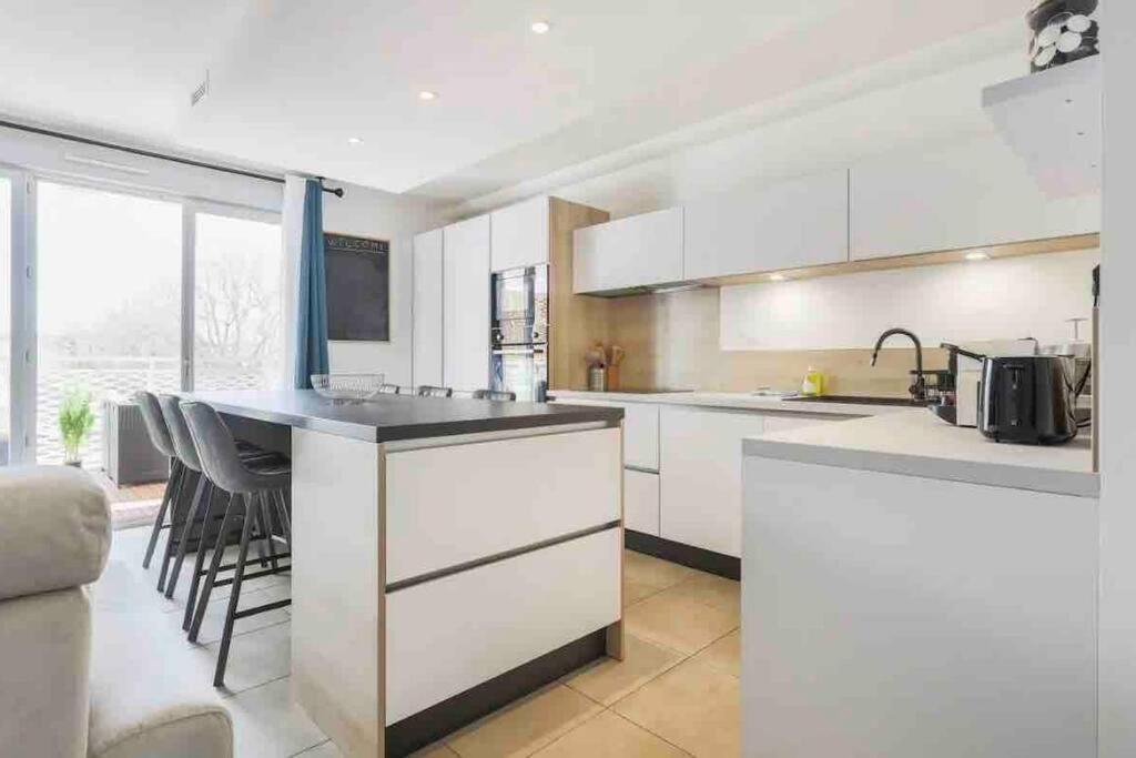 Moderne Luxueux Parking Ac Cote De La *
