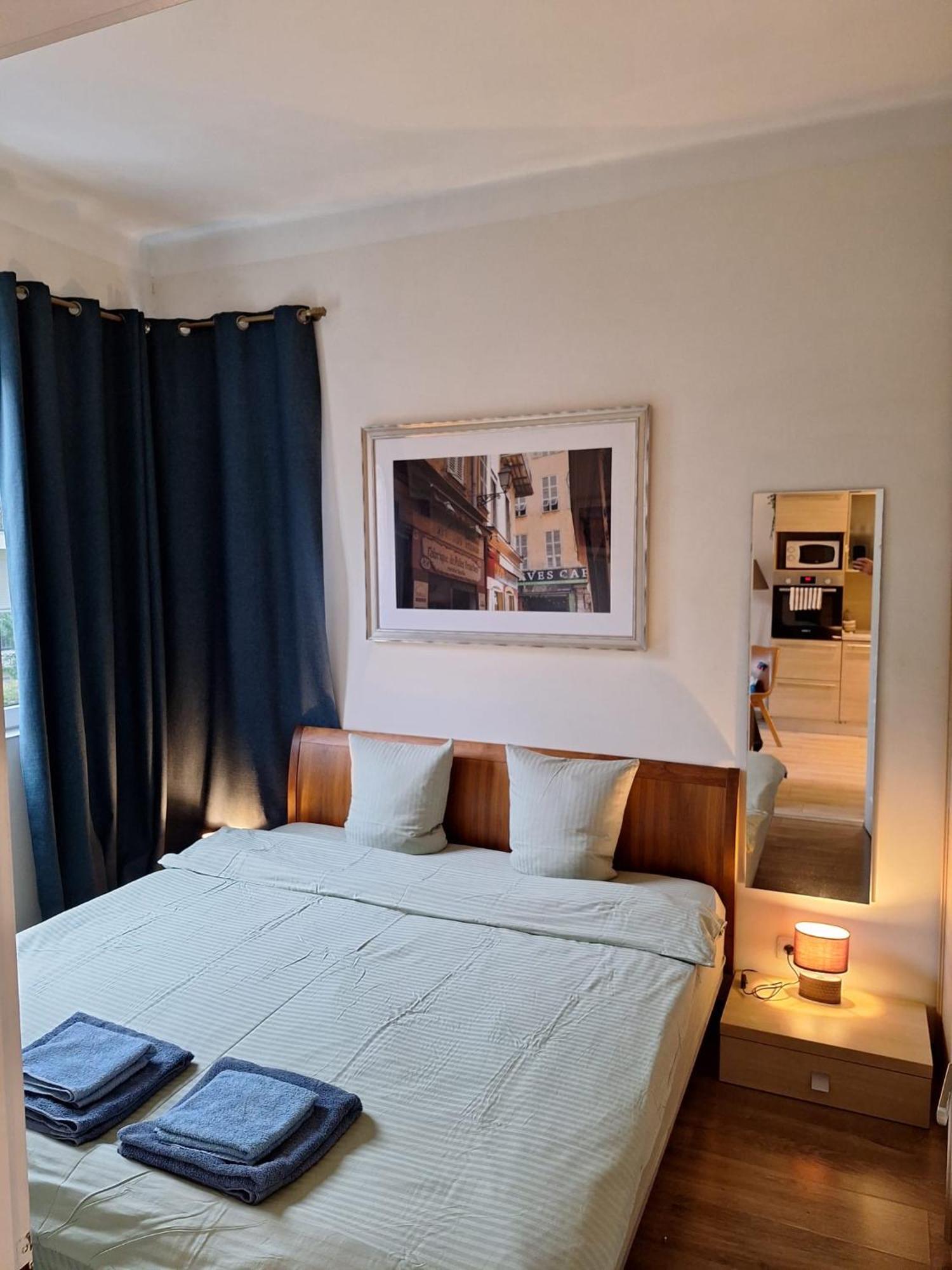 Boutique Center 3 Min Walk , Free Parking *