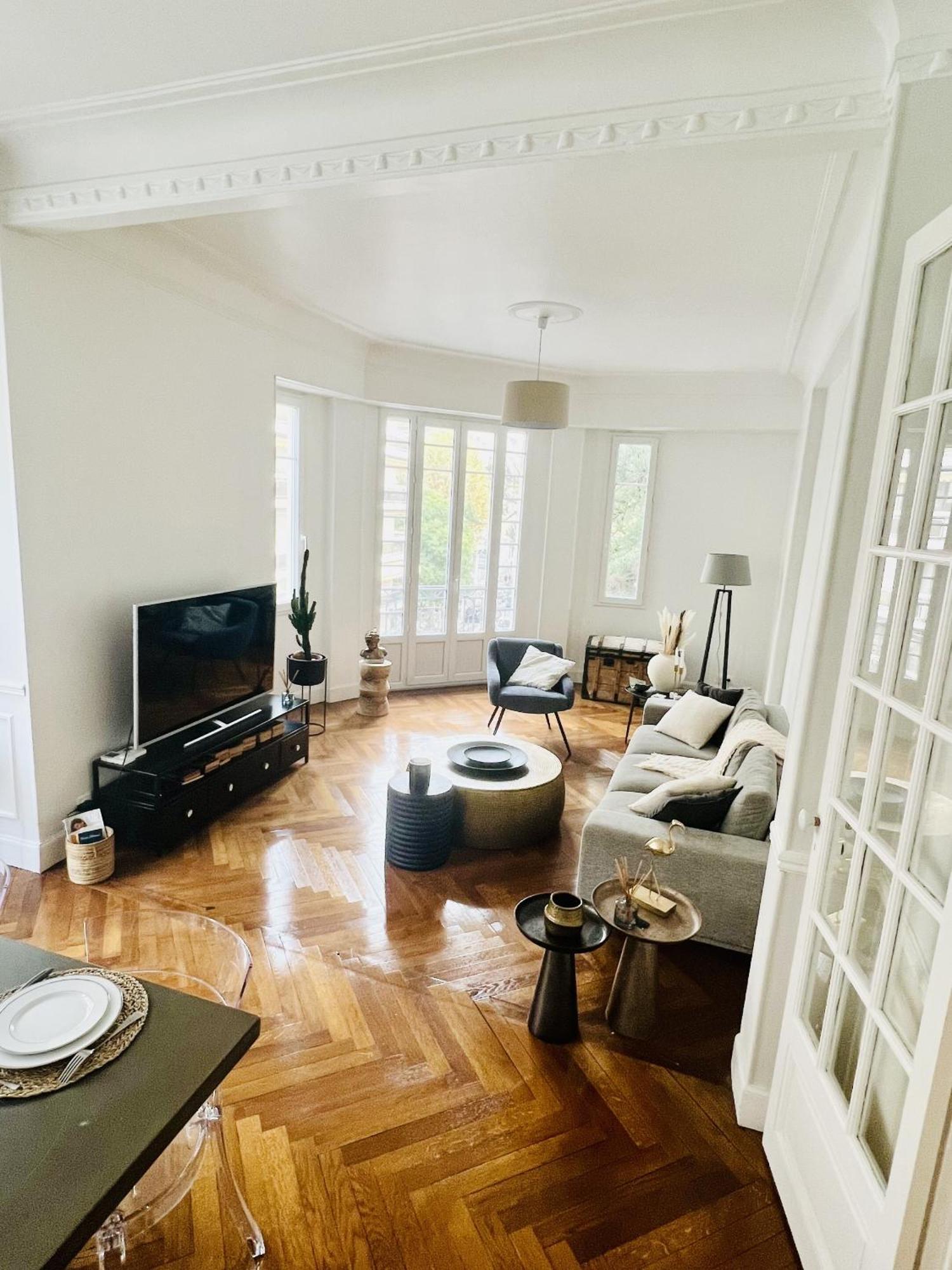 Apartment Luxe Center: 3-bedroom With Parking Near Nice