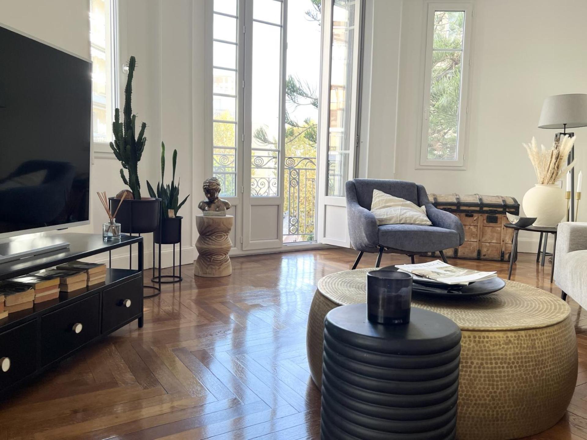 Apartment Luxe Center: 3-bedroom With Parking Near